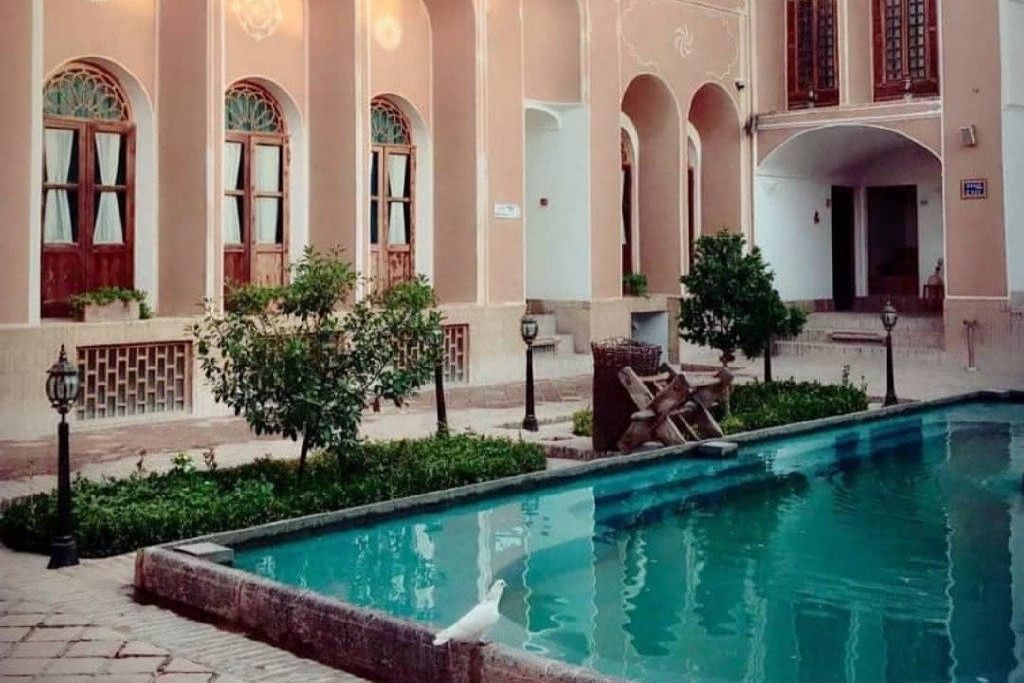 how to book Yazd Laleh Hotel
