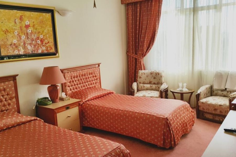 booking a twin bedroom at Kerman Akhavan Hotel