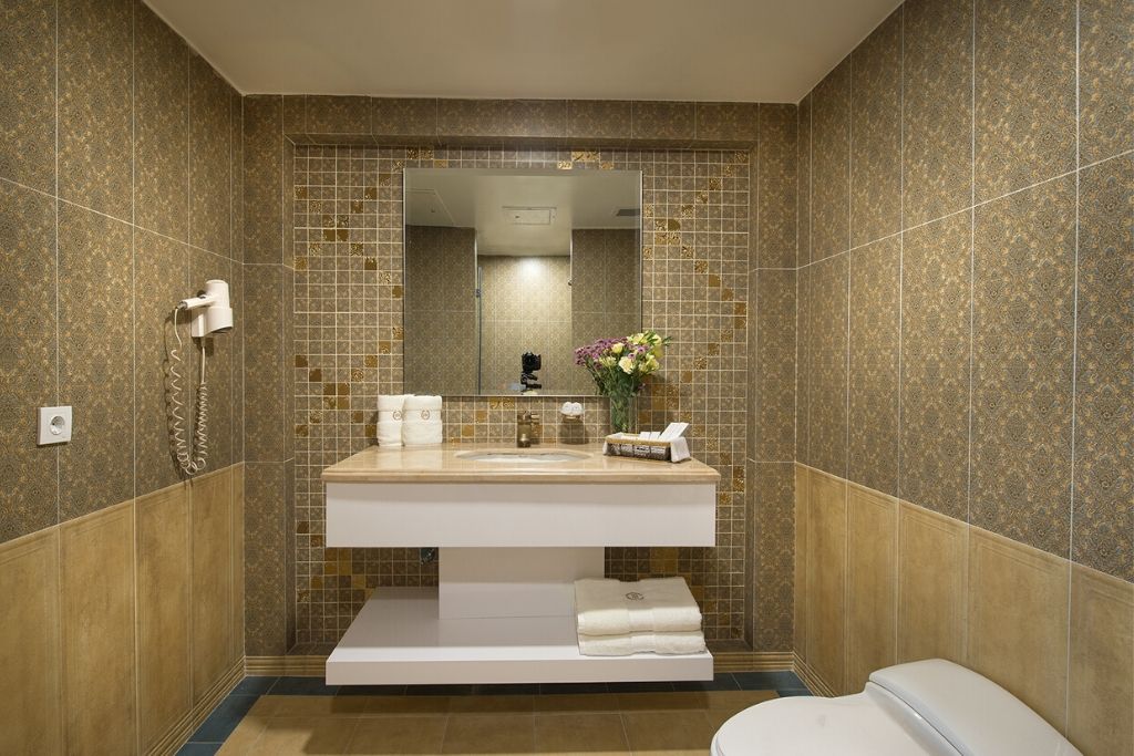 bathroom of Shahriyar Hotel