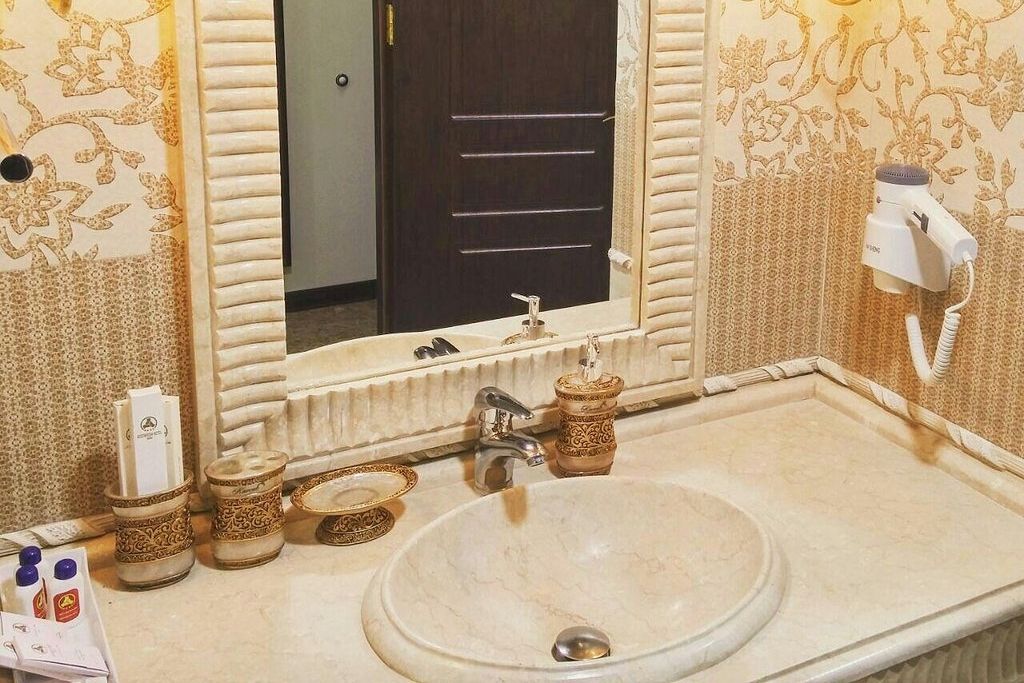 bathroom of Tabriz Gostaresh Hotel