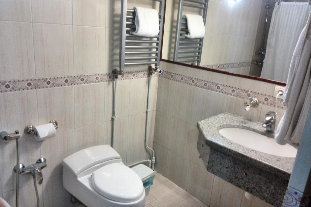 bathroom in Tabriz International Hotel