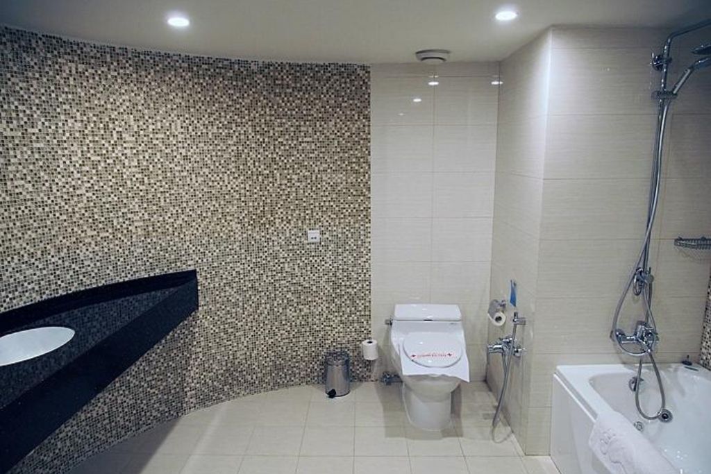 bathroom of Parsian Kowsar Hotel