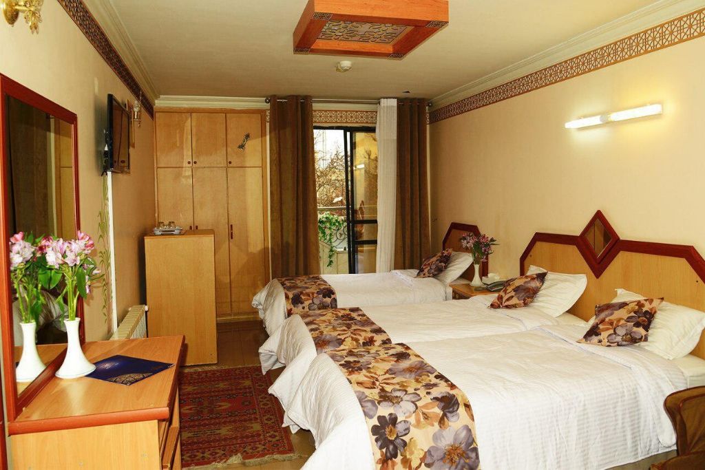 triple room of Safavi Traditional Hotel