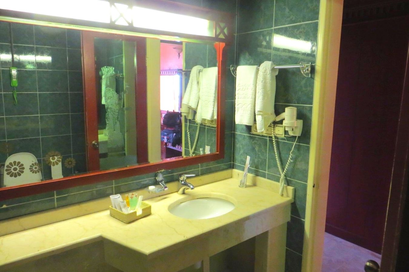 Dariush Grand Hotel bathroom