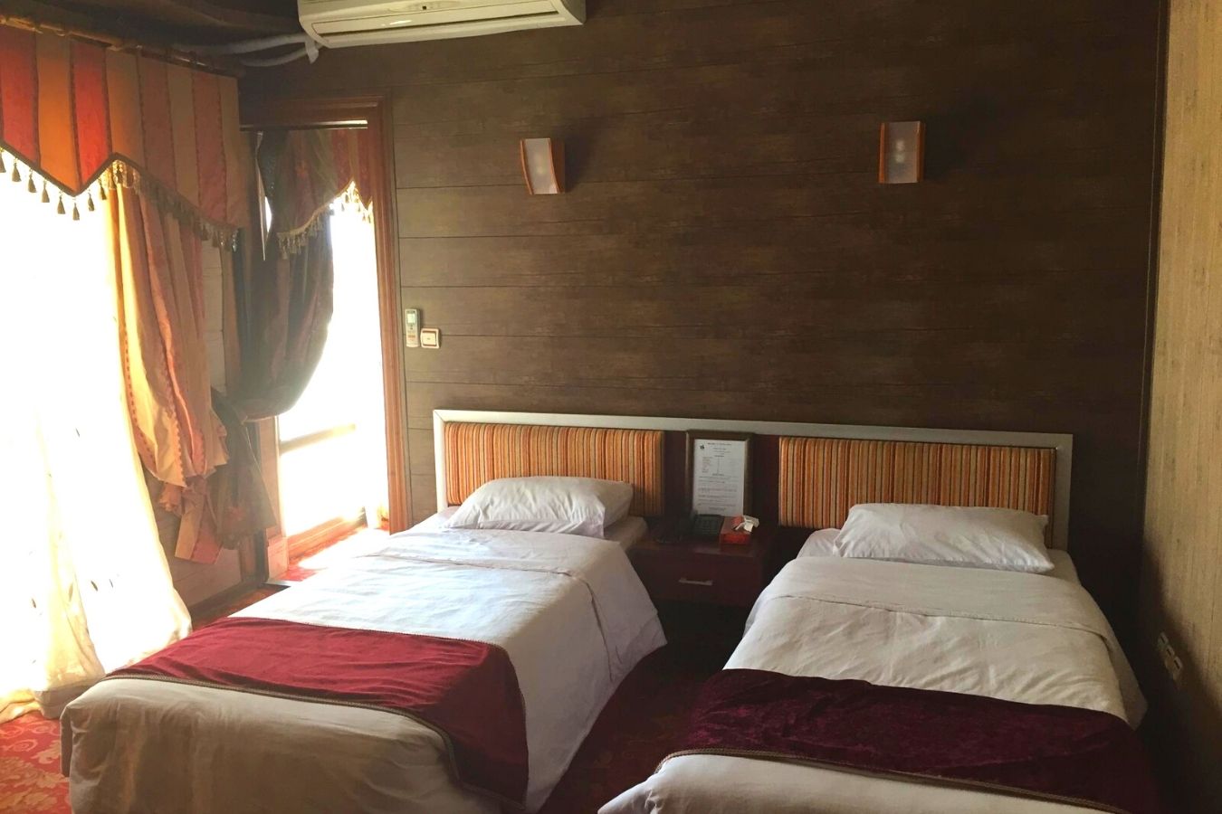 twin room in Delvar Hotel