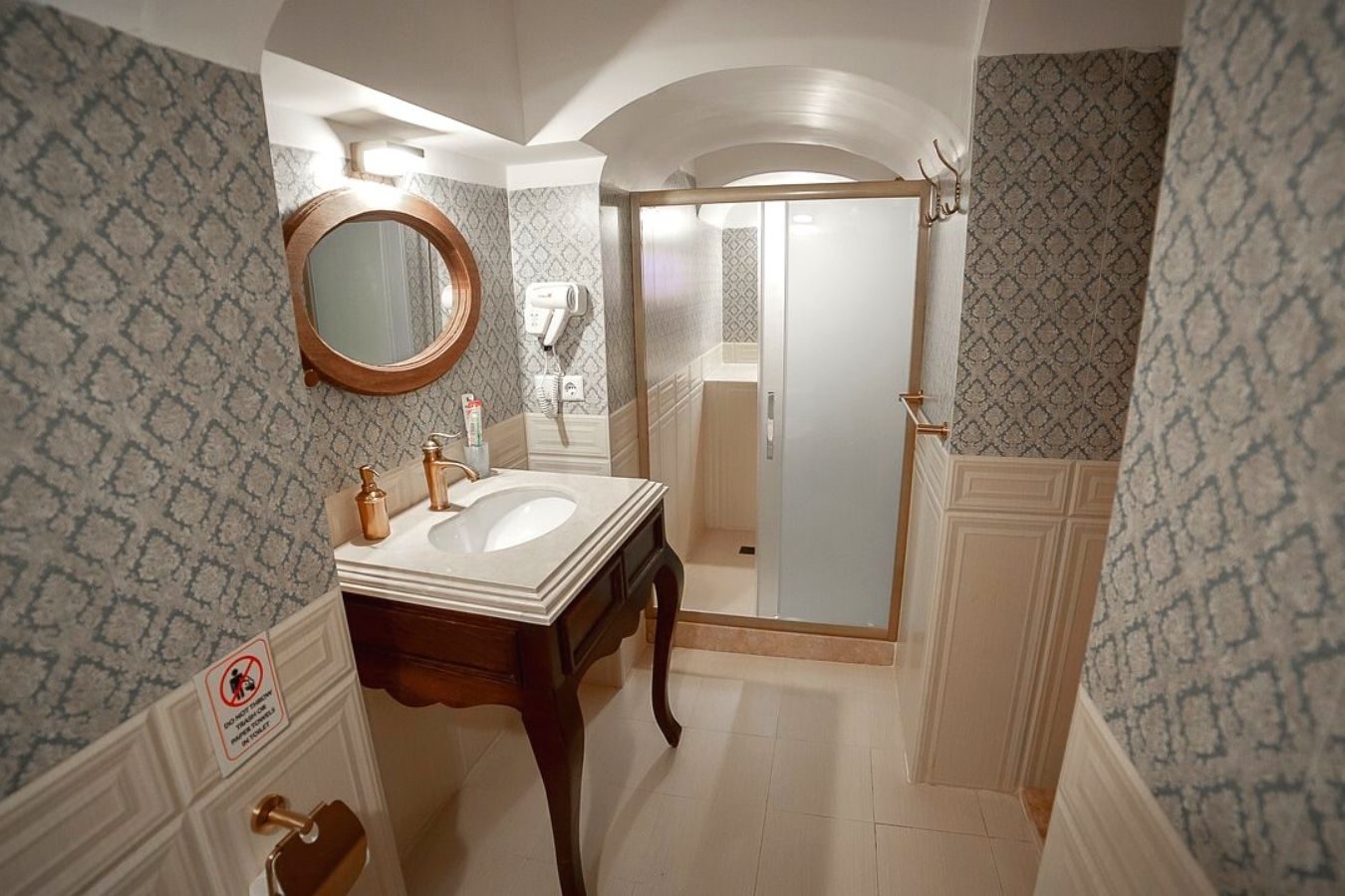 bathroom in Hooman Hotel Traditional