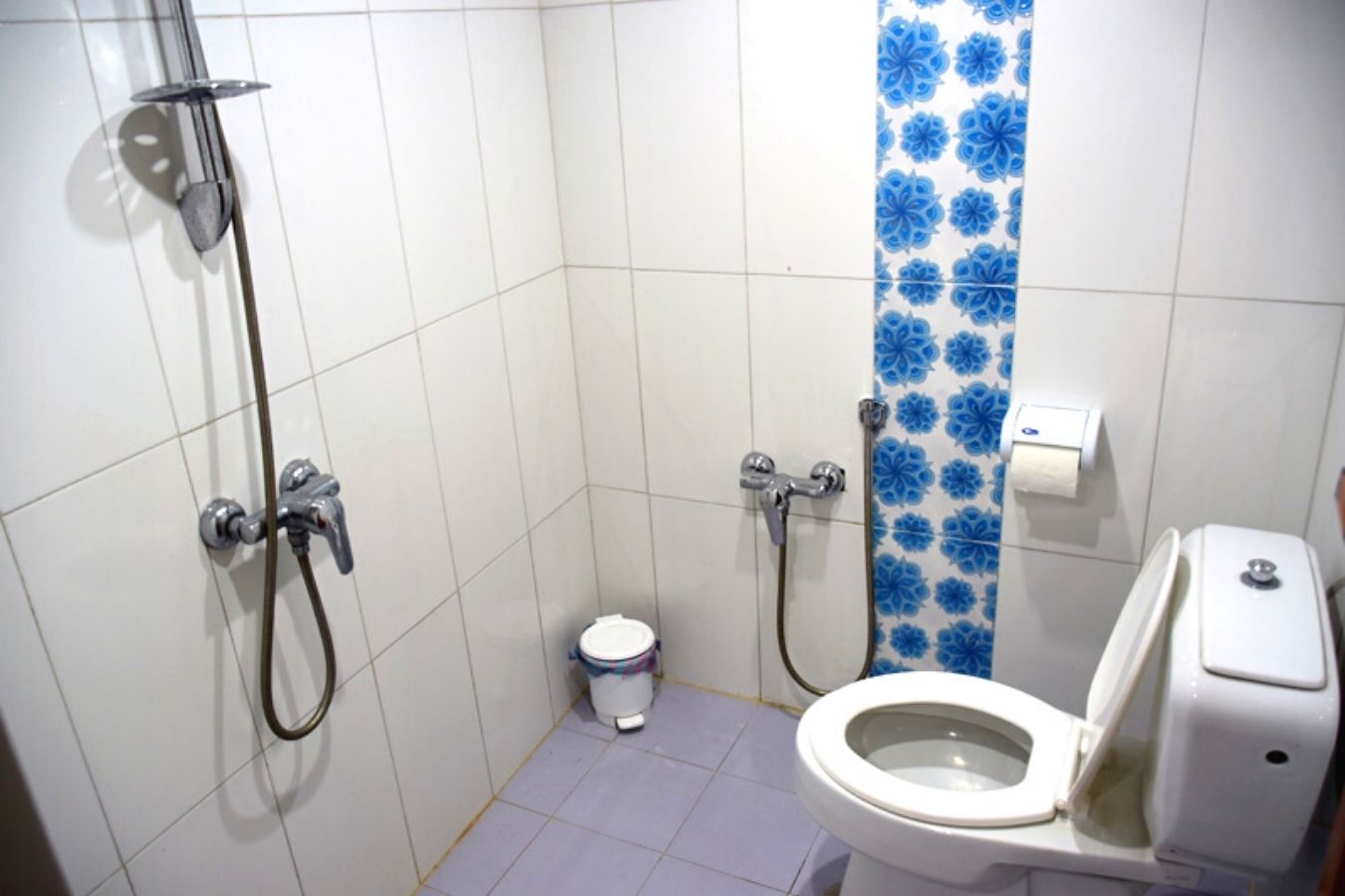 bathroom in Sayeh Saray Hostel